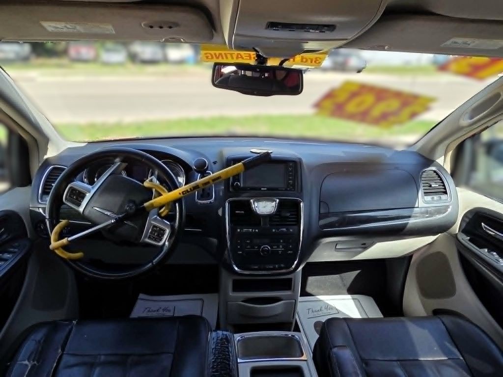 2013 Chrysler Town & Country Image 5