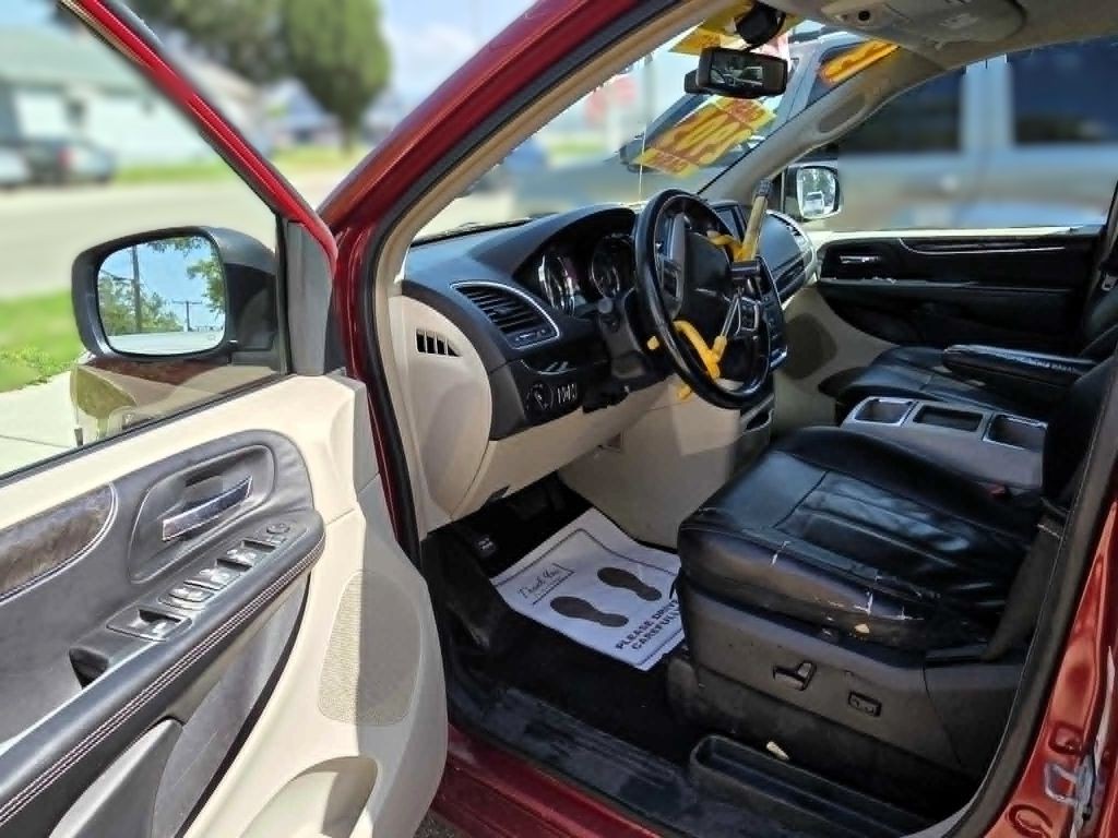 2013 Chrysler Town & Country Image 6