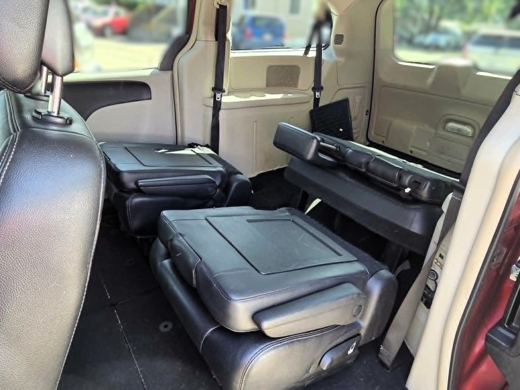 2013 Chrysler Town & Country Image 7