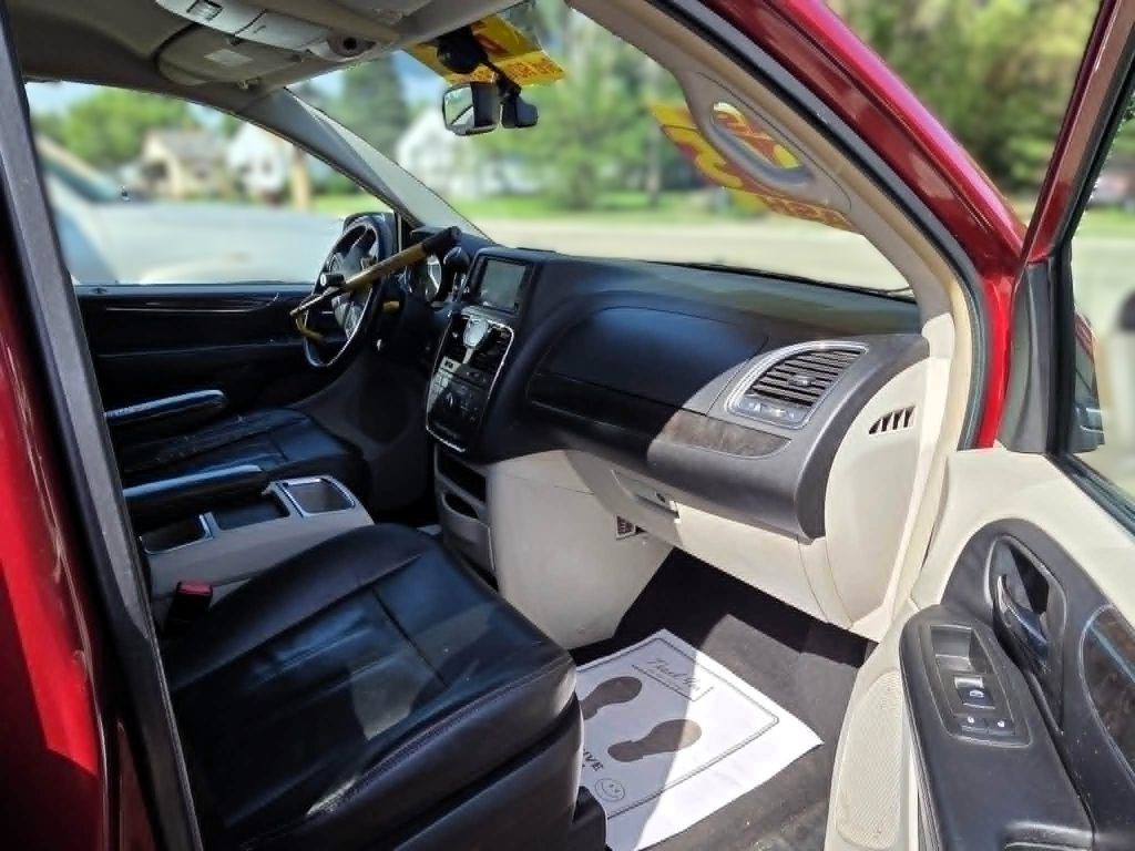 2013 Chrysler Town & Country Image 8
