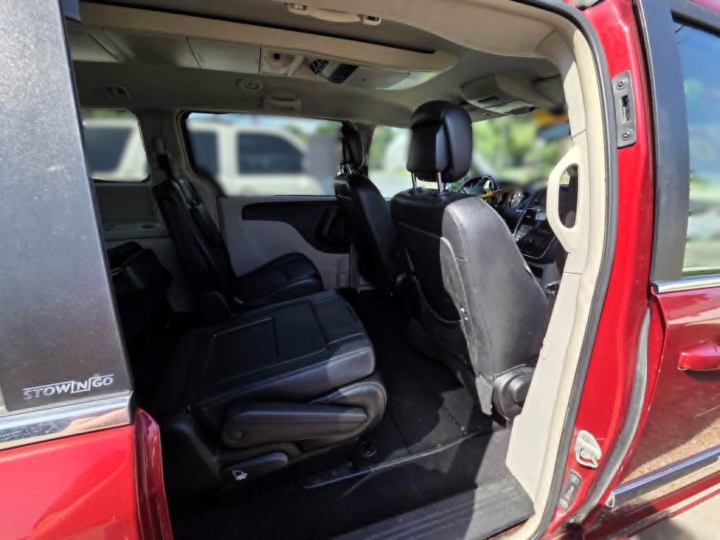 2013 Chrysler Town & Country Image 9