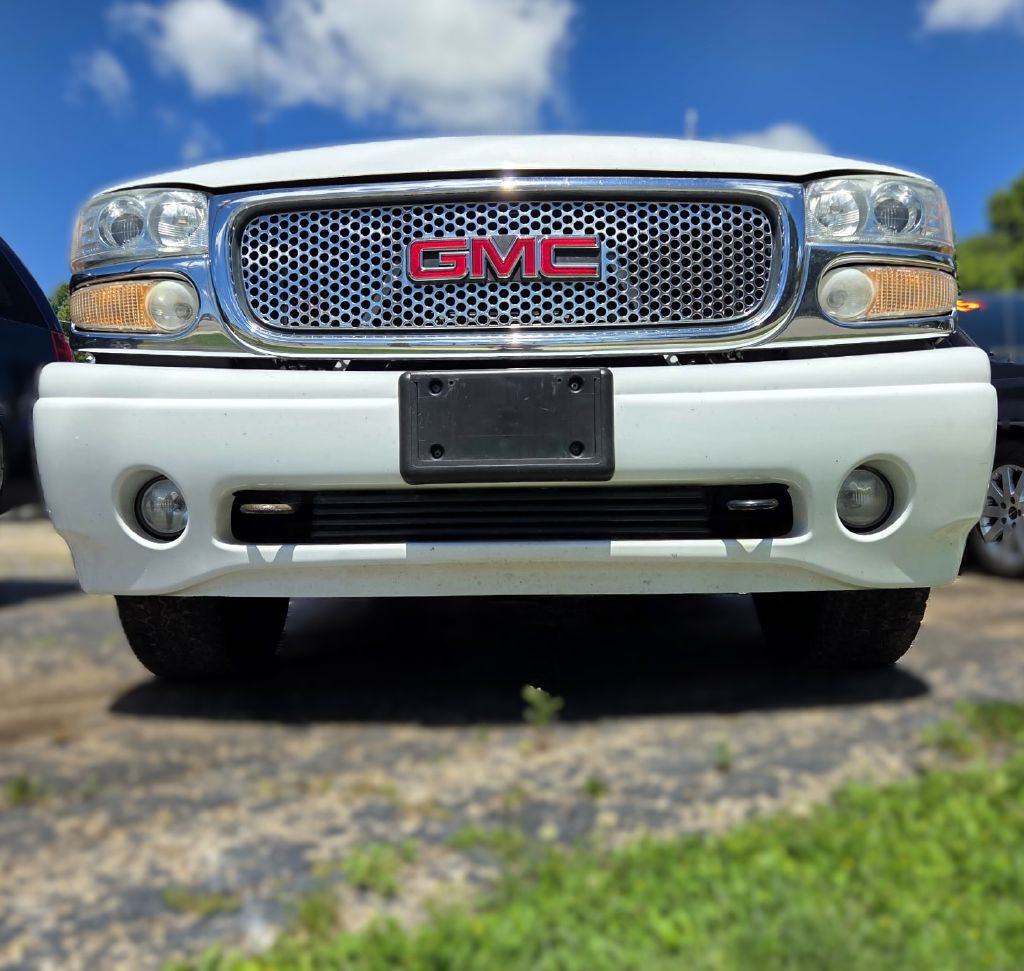 2003 GMC Yukon Image 2