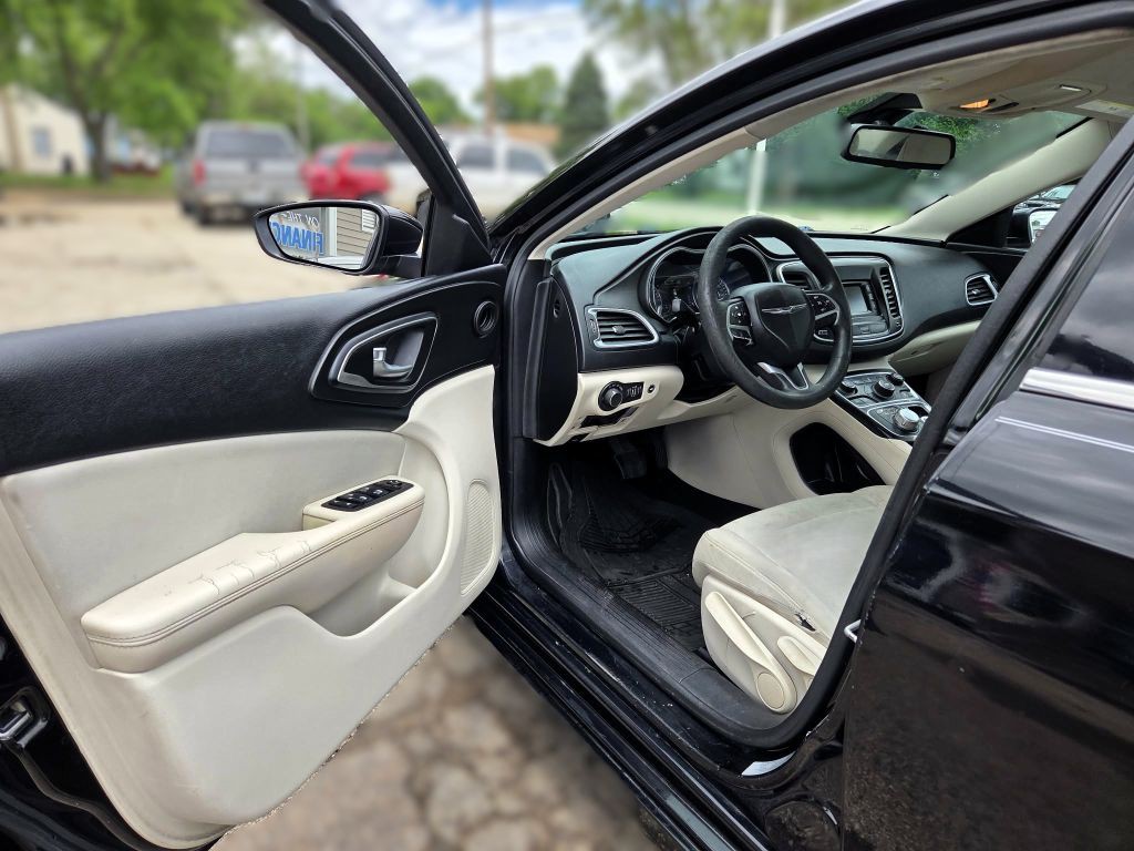 2015 Chrysler 200 Image 5