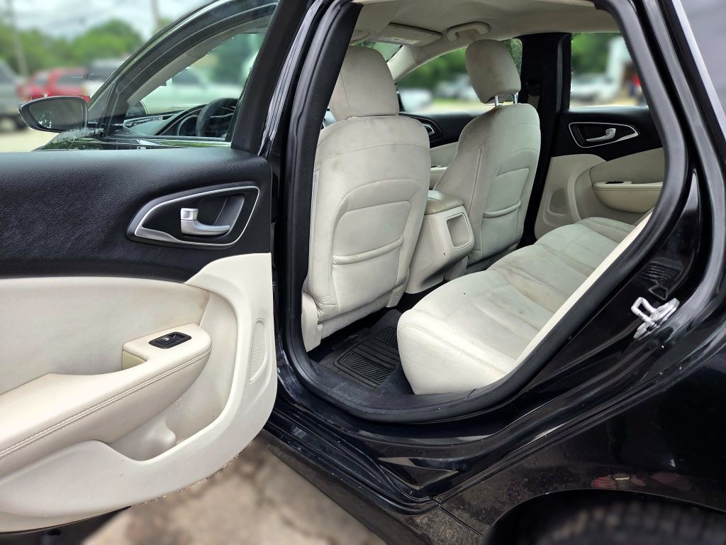2015 Chrysler 200 Image 6