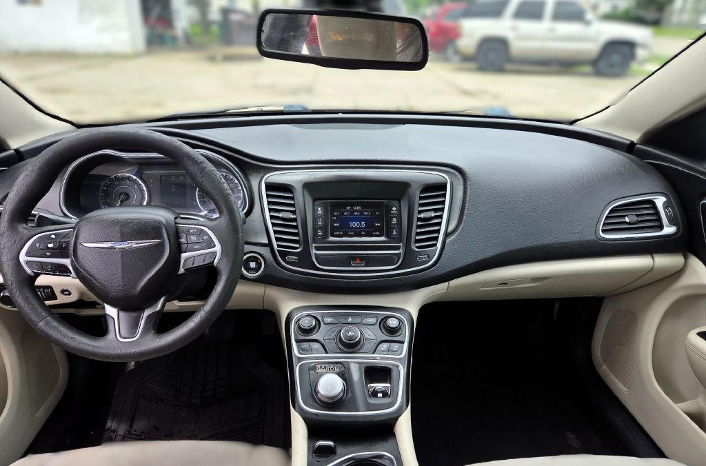 2015 Chrysler 200 Image 7