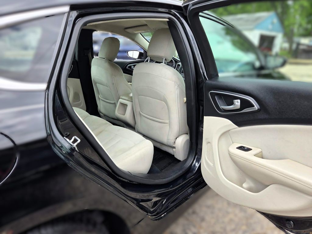 2015 Chrysler 200 Image 8