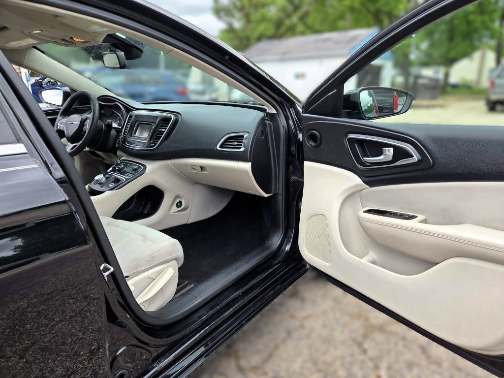 2015 Chrysler 200 Image 9