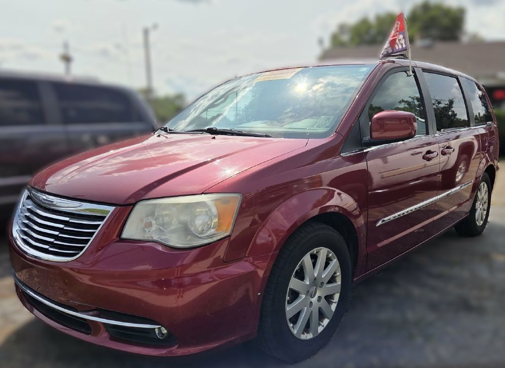 2014 Chrysler Town & Country Image 1