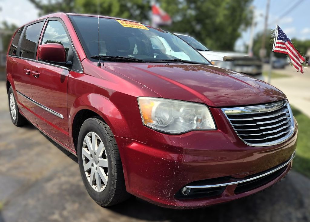 2014 Chrysler Town & Country Image 2