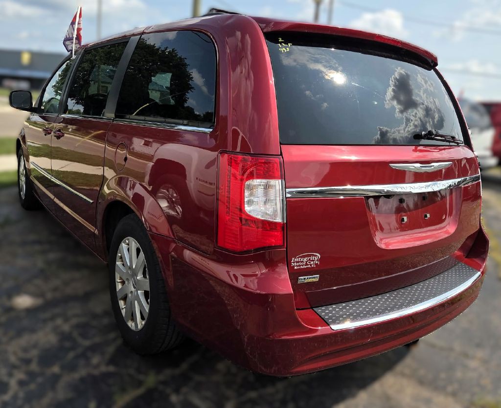 2014 Chrysler Town & Country Image 3
