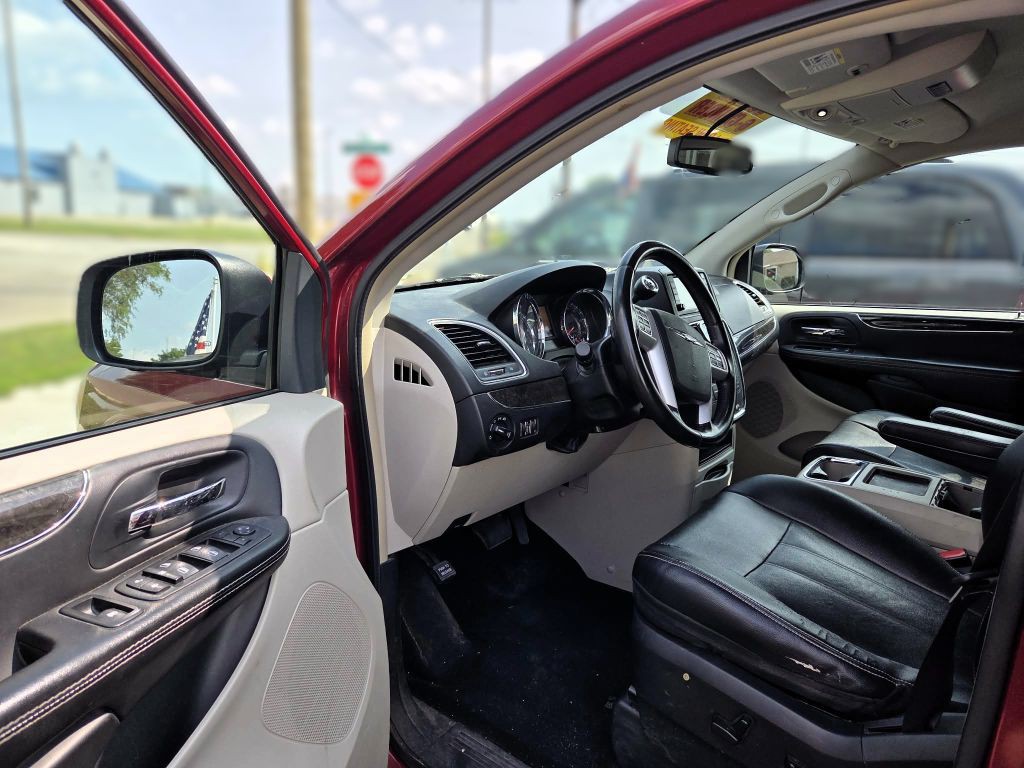 2014 Chrysler Town & Country Image 5