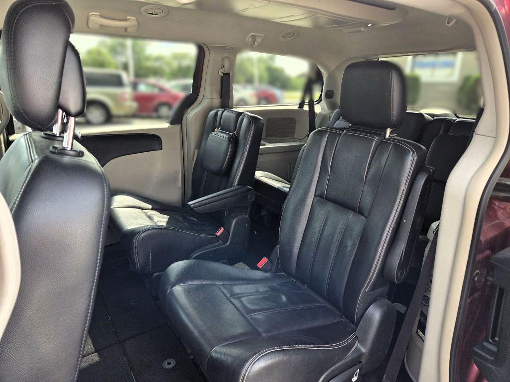 2014 Chrysler Town & Country Image 7