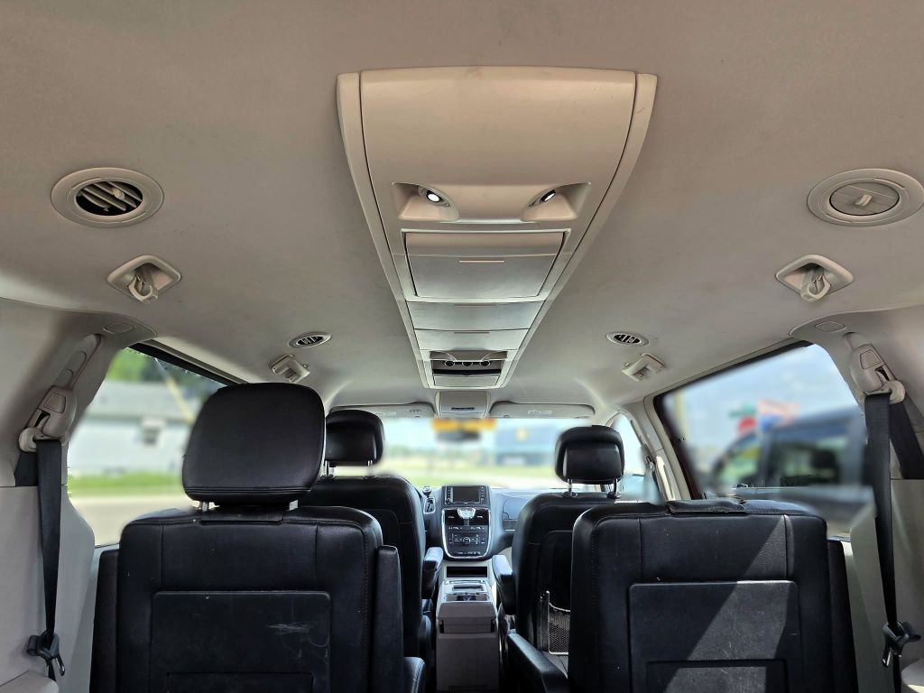 2014 Chrysler Town & Country Image 8