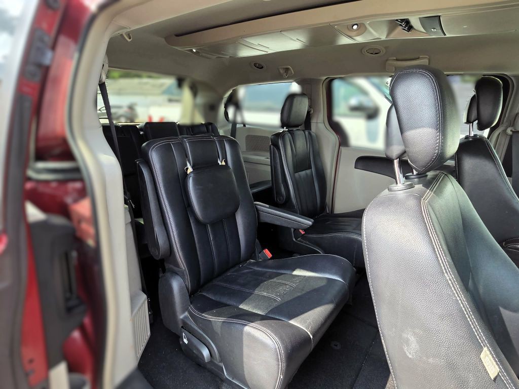 2014 Chrysler Town & Country Image 10
