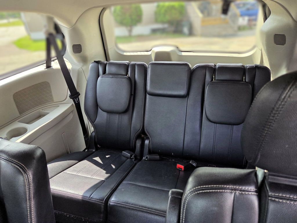 2014 Chrysler Town & Country Image 11