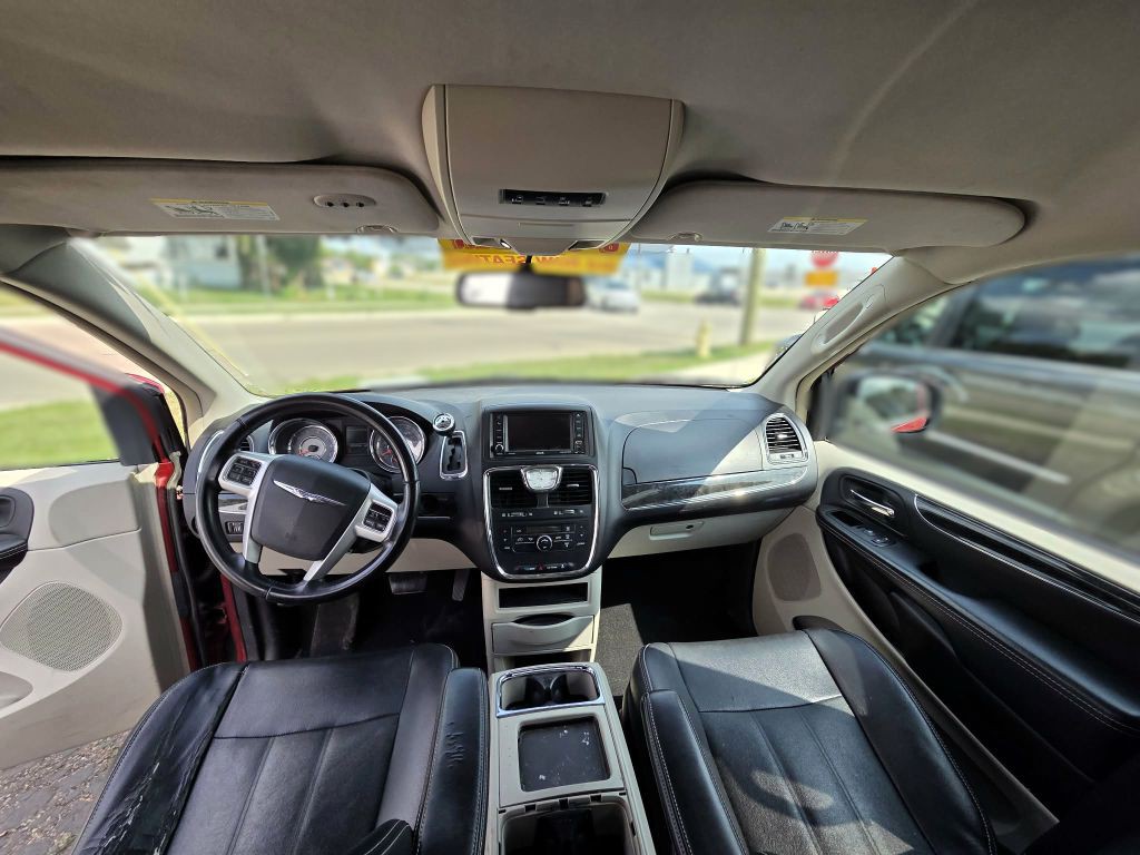 2014 Chrysler Town & Country Image 14