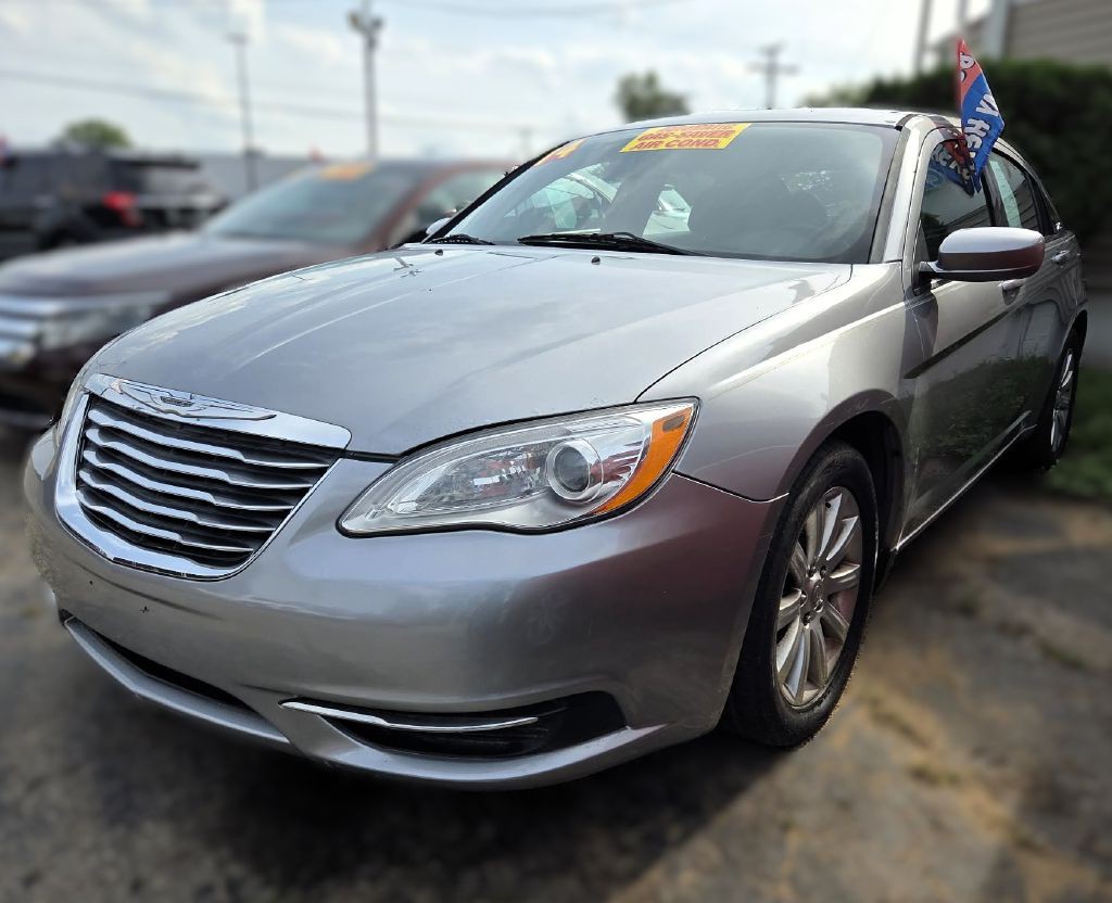 2014 Chrysler 200 Image 2