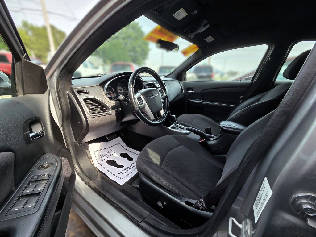 2014 Chrysler 200 Image 5