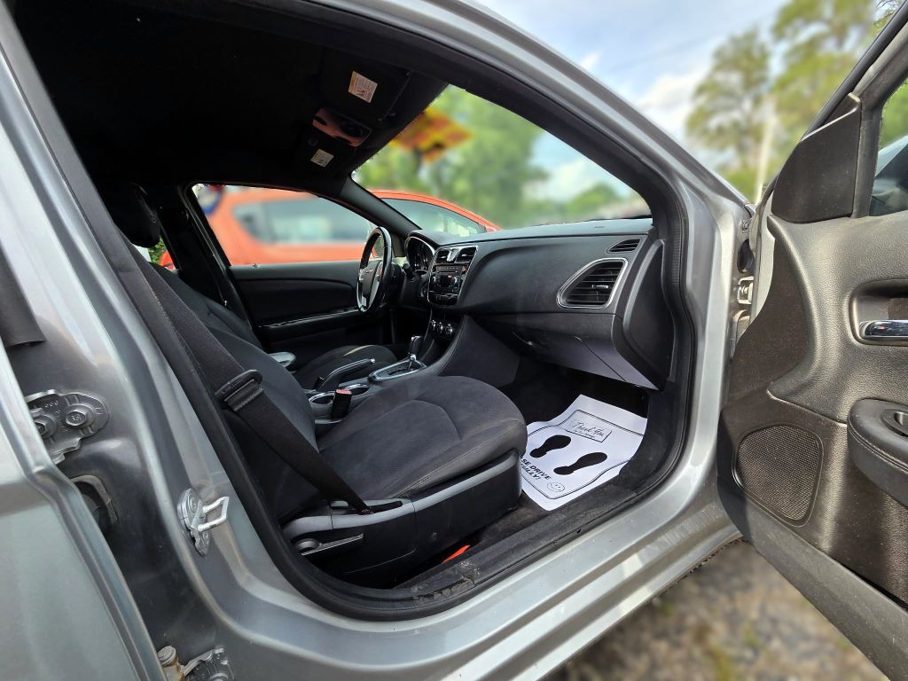 2014 Chrysler 200 Image 8