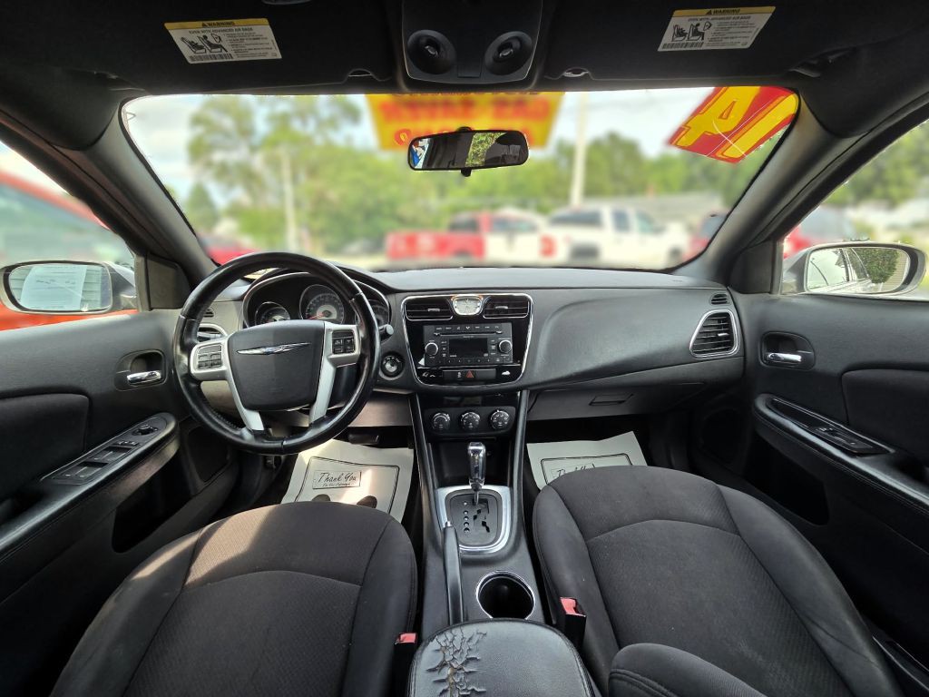 2014 Chrysler 200 Image 9