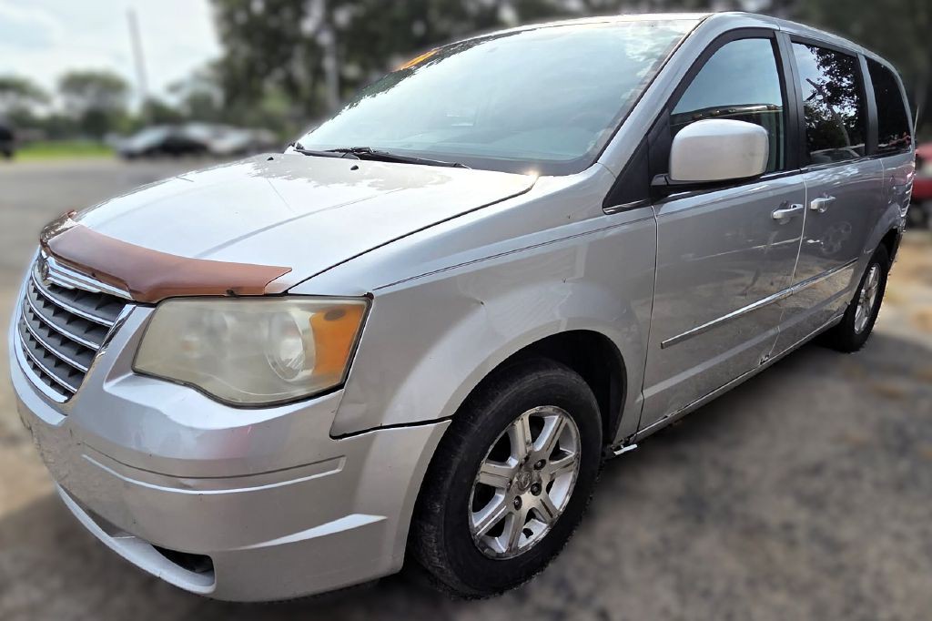 2009 Chrysler Town & Country Image 2