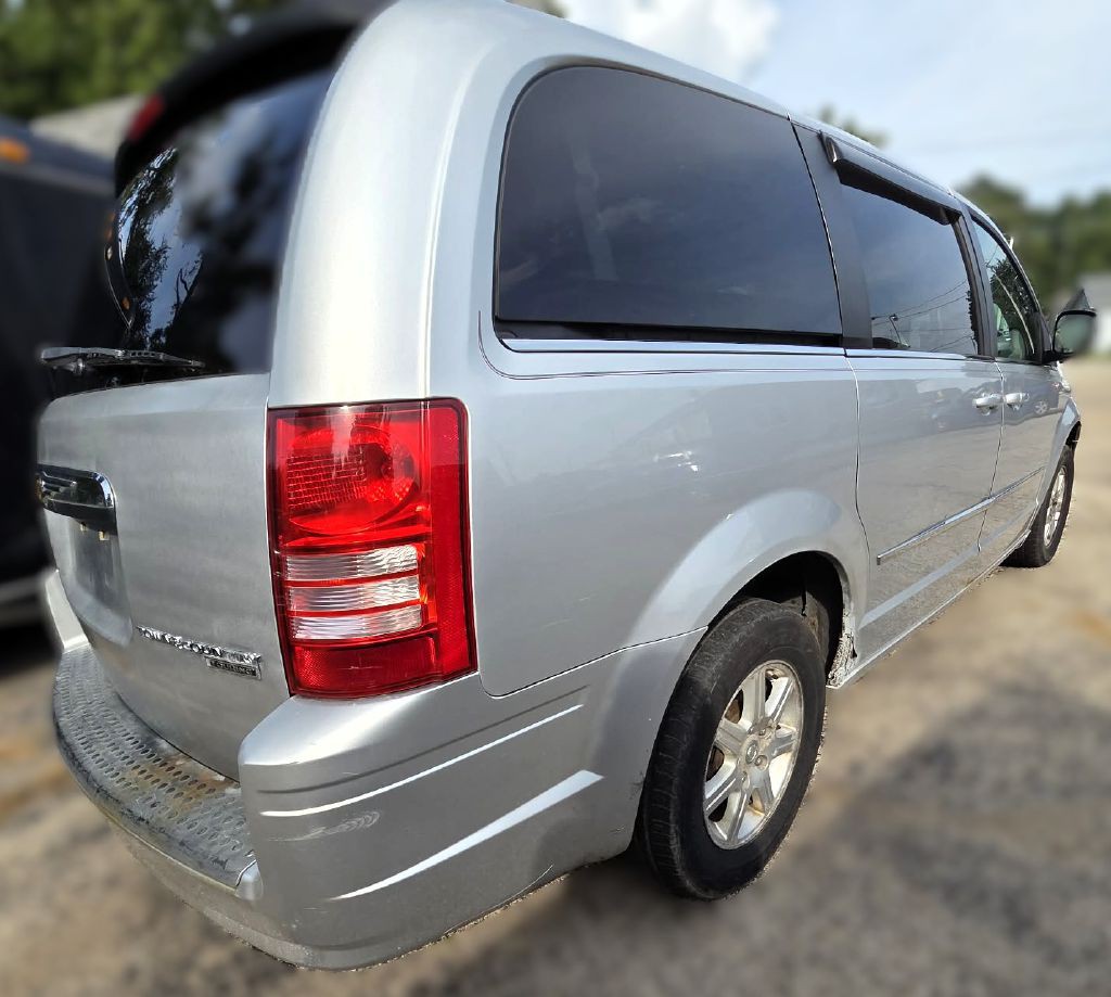 2009 Chrysler Town & Country Image 3