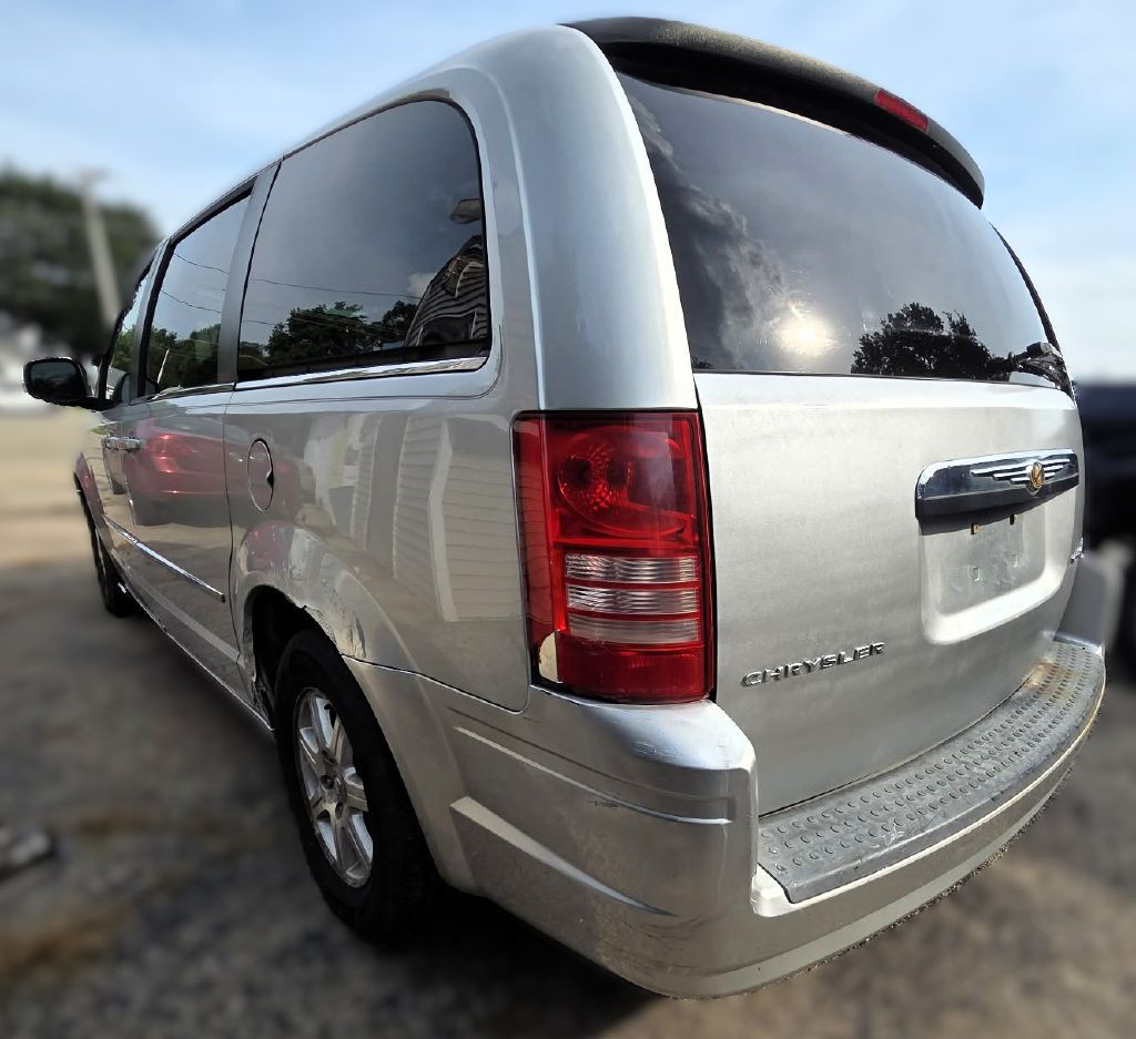 2009 Chrysler Town & Country Image 4