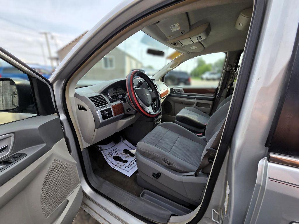 2009 Chrysler Town & Country Image 5