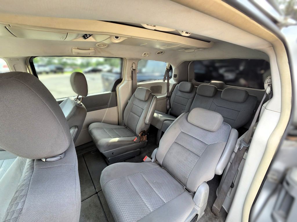 2009 Chrysler Town & Country Image 6