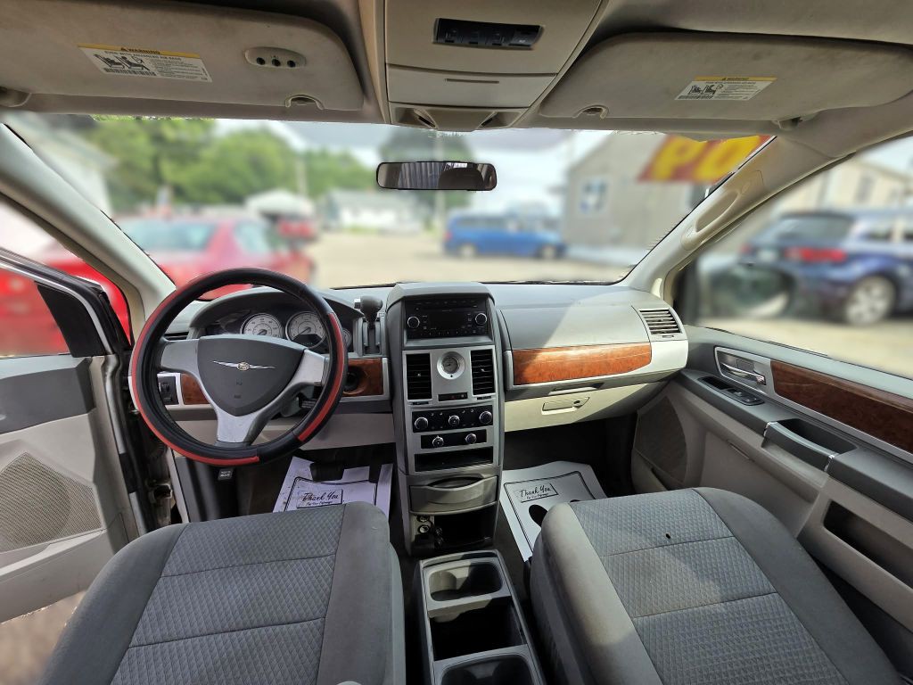2009 Chrysler Town & Country Image 7