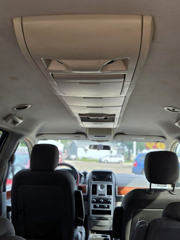 2009 Chrysler Town & Country Image 8