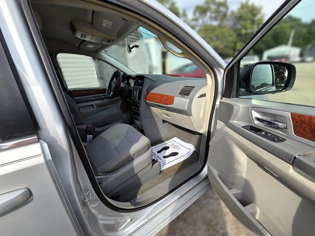 2009 Chrysler Town & Country Image 13