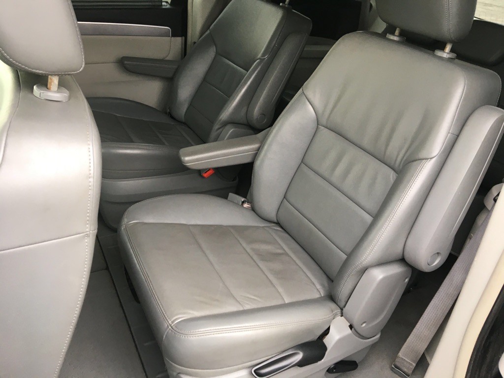 2009 Volkswagen Routan Image 6