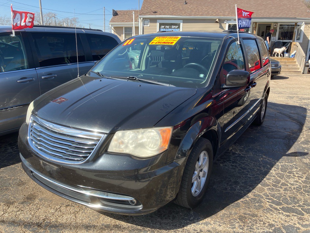 2011 Chrysler Town & Country Image 1