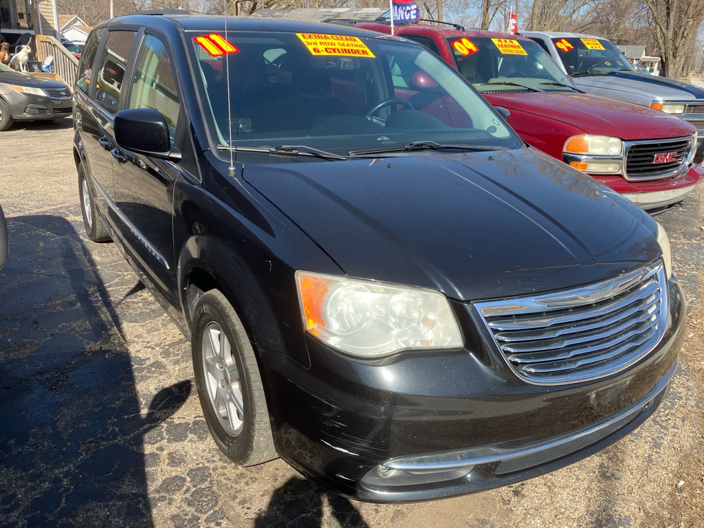 2011 Chrysler Town & Country Image 2