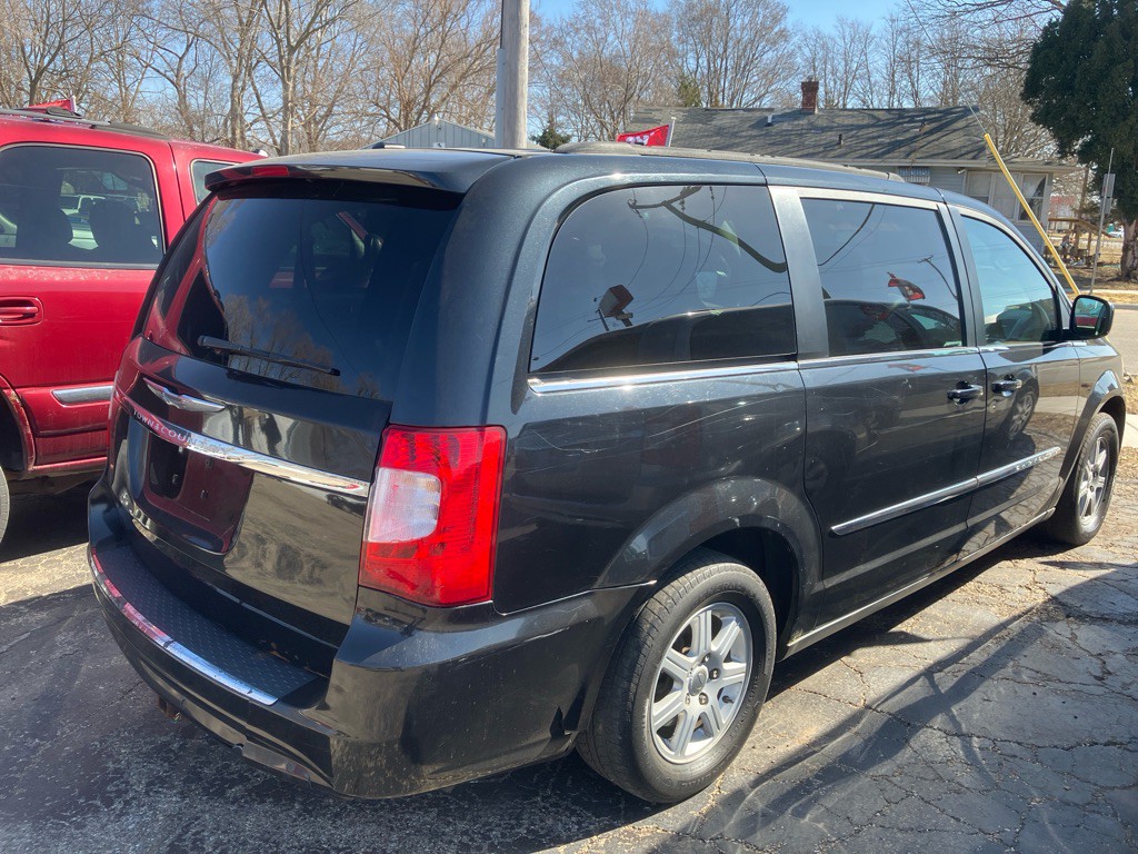 2011 Chrysler Town & Country Image 3