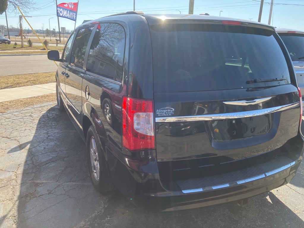 2011 Chrysler Town & Country Image 4