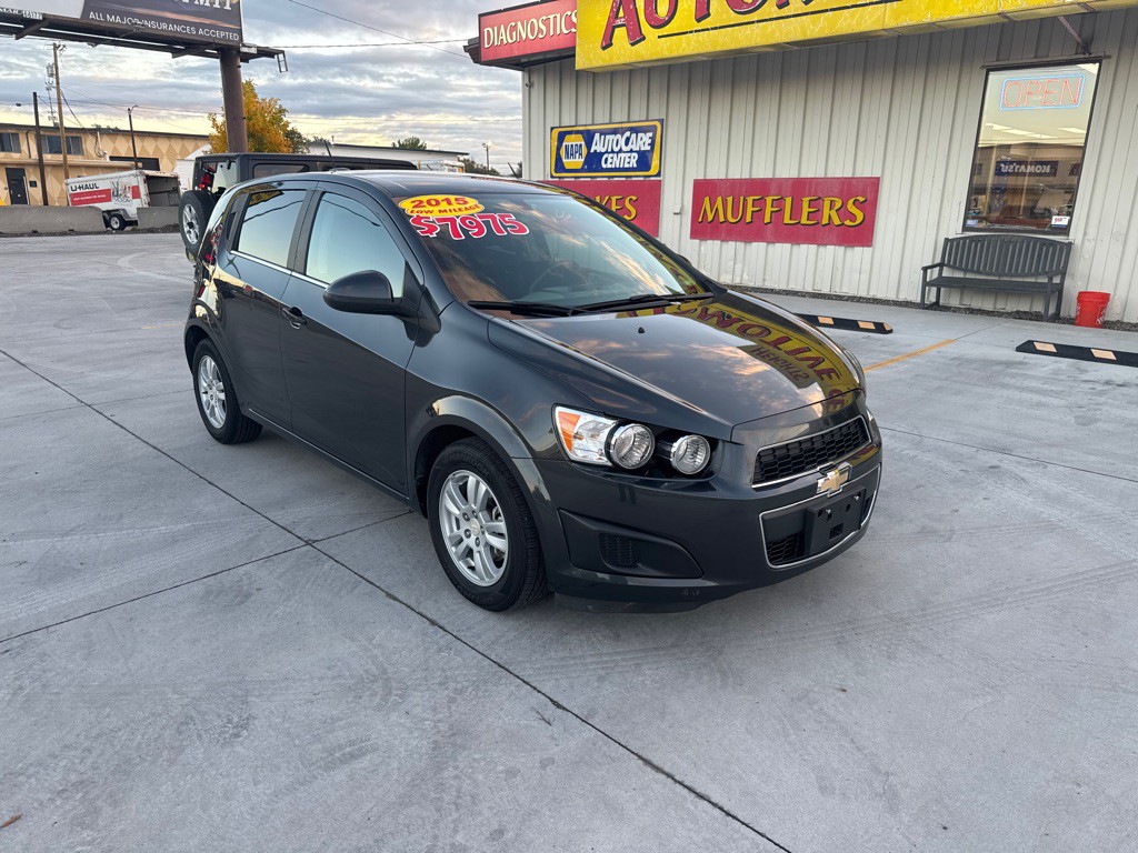 2015 Chevrolet Sonic Image 2