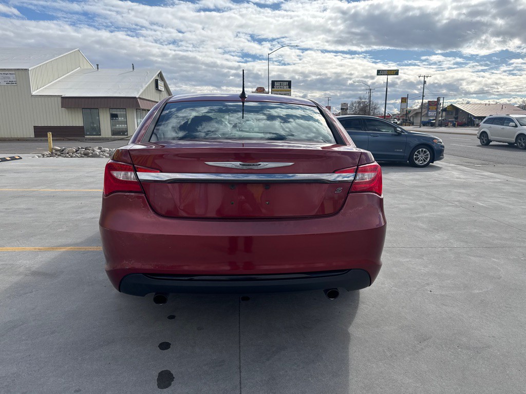 2013 Chrysler 200 Image 9