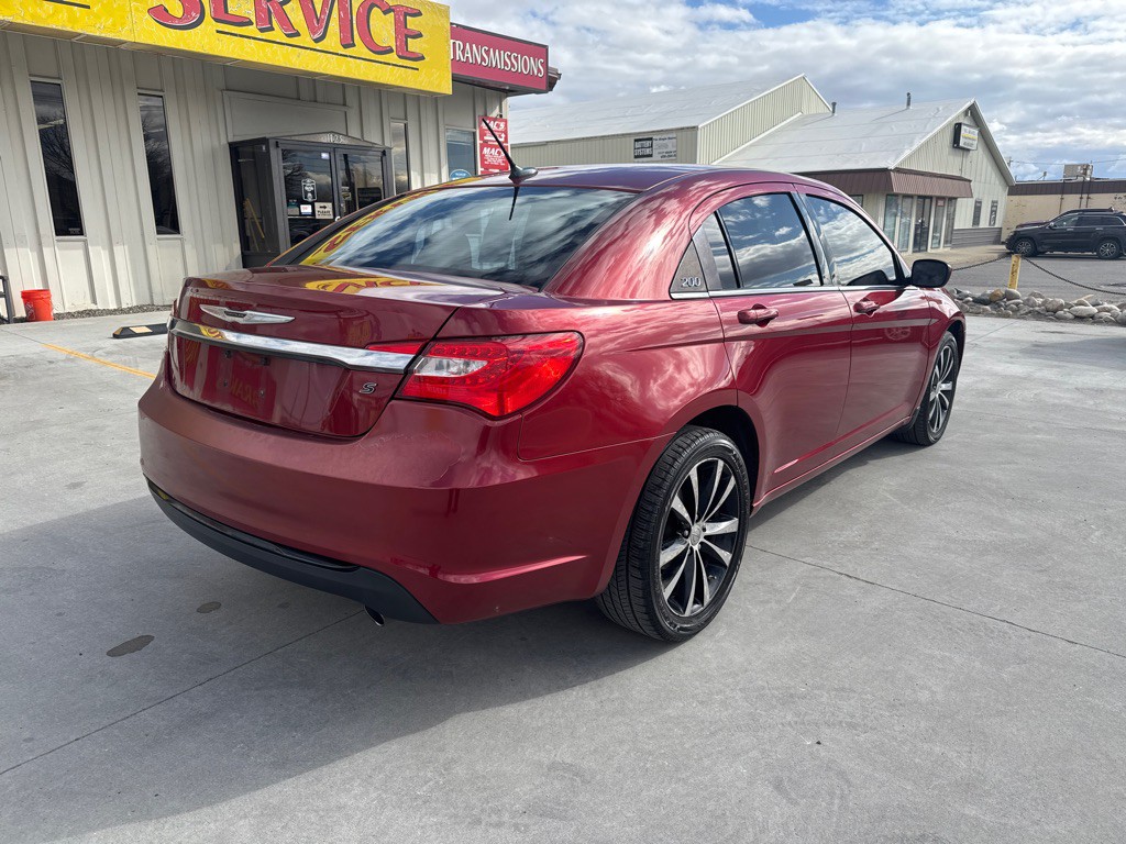 2013 Chrysler 200 Image 11