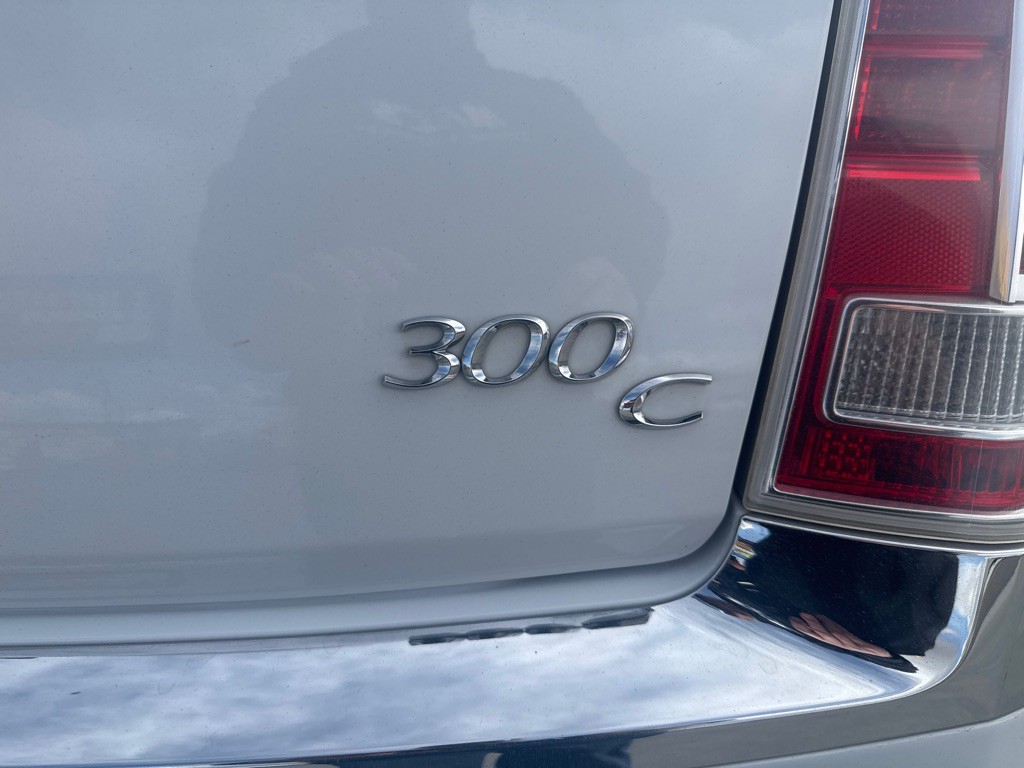 2012 Chrysler 300 Image 9