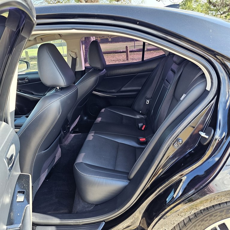2016 Lexus IS Image 12