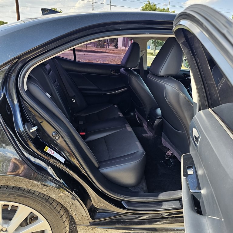 2016 Lexus IS Image 17