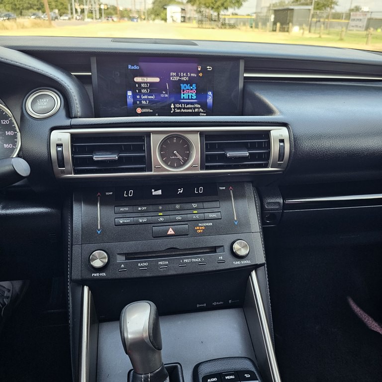 2016 Lexus IS Image 20