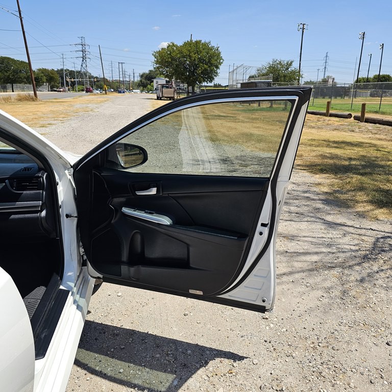 2014 Toyota Camry Image 17