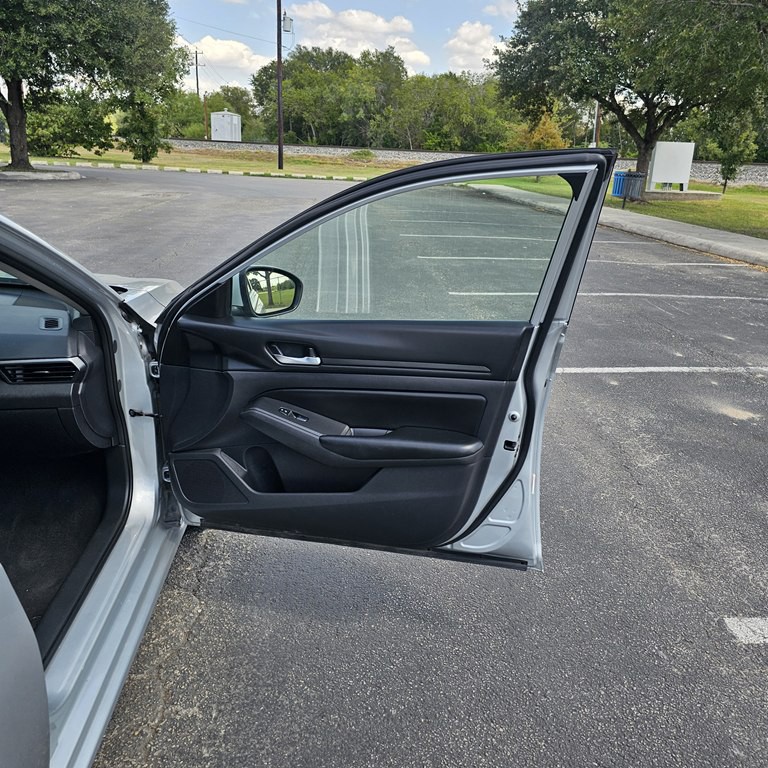 2022 Nissan Altima Image 17