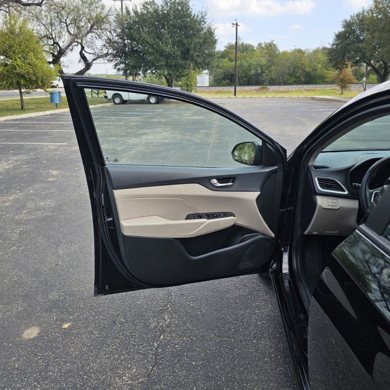 2022 Hyundai Accent Image 10