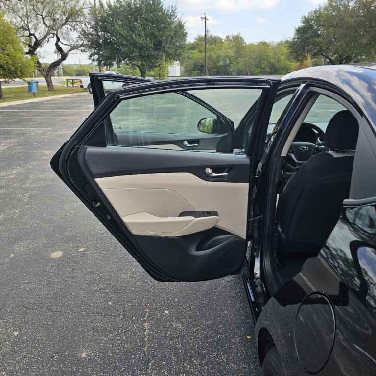 2022 Hyundai Accent Image 12