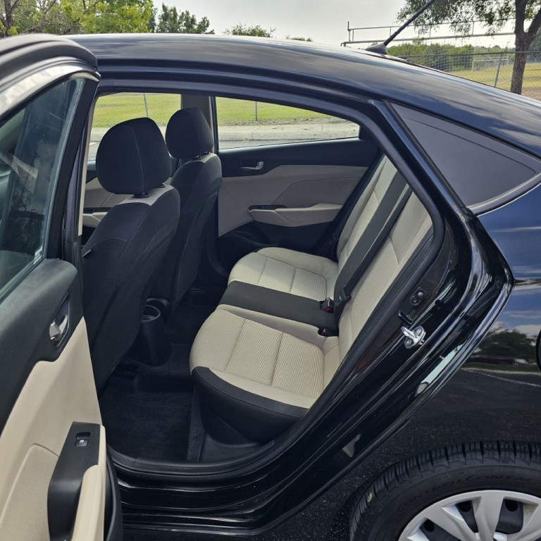 2022 Hyundai Accent Image 13