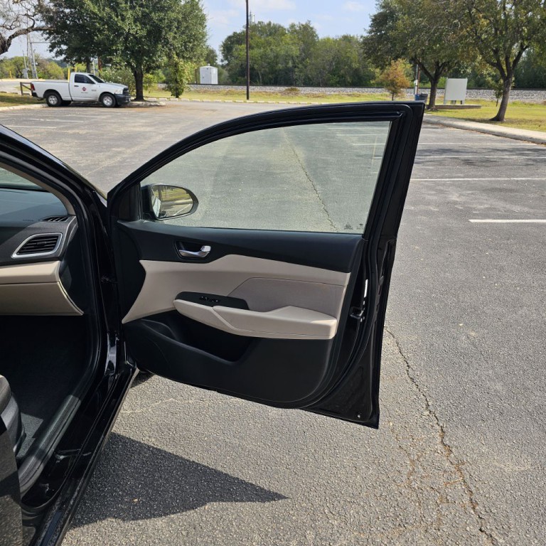 2022 Hyundai Accent Image 18